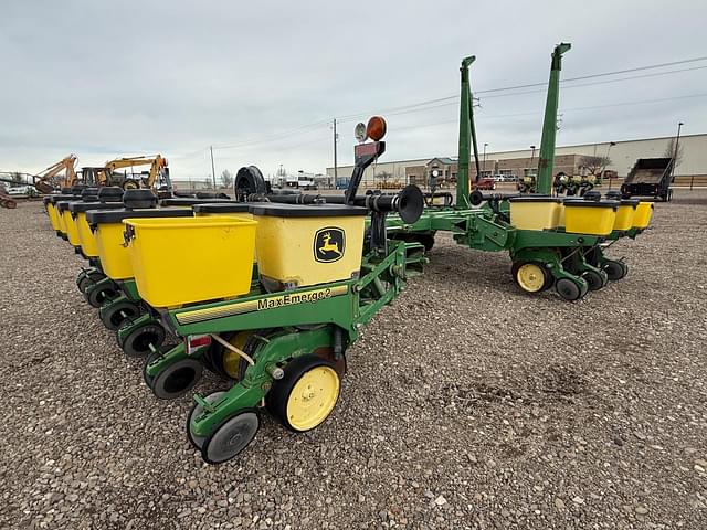 Image of John Deere 7200 equipment image 1