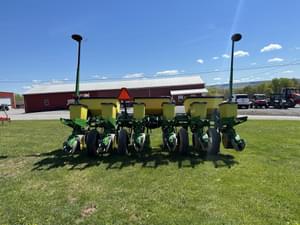 John Deere 7200 MaxEmerge2 Corn Planter Image