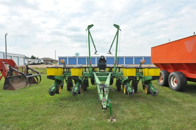 Image of John Deere 7200 equipment image 1
