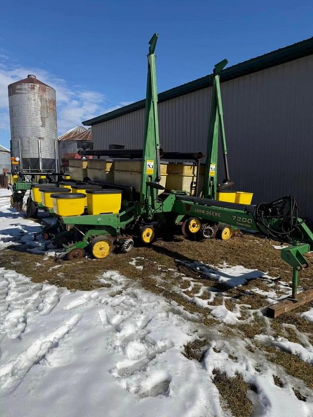 Image of John Deere 7200 equipment image 1