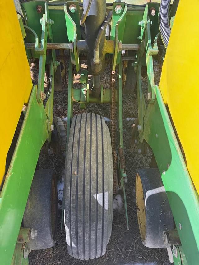 Image of John Deere 7200 equipment image 4