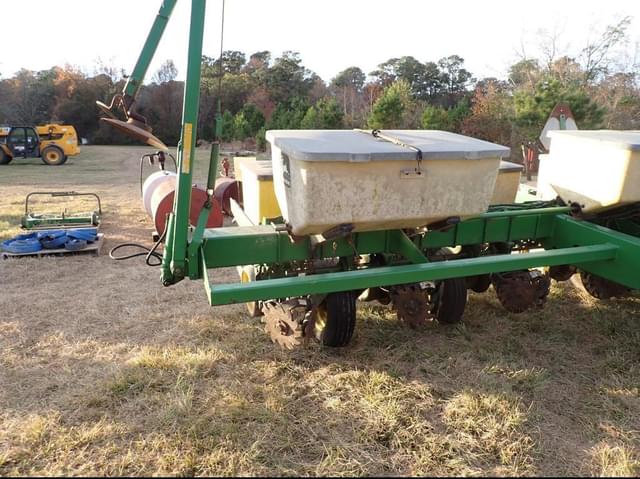 Image of John Deere 7200 equipment image 1