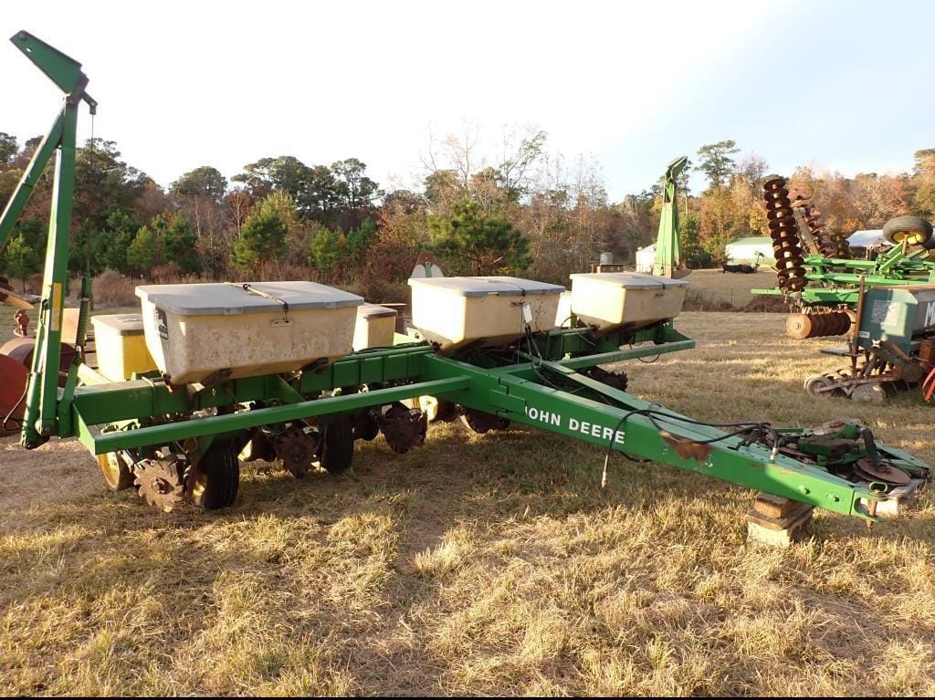 John Deere 7200 Equipment Image0