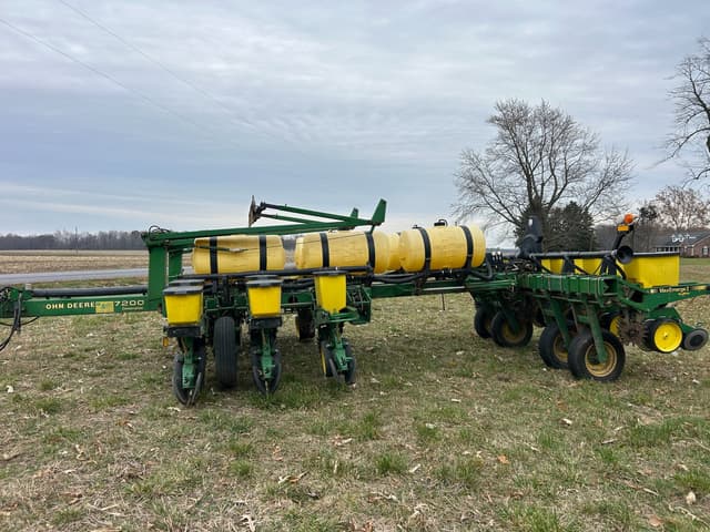 Image of John Deere 7200 equipment image 1