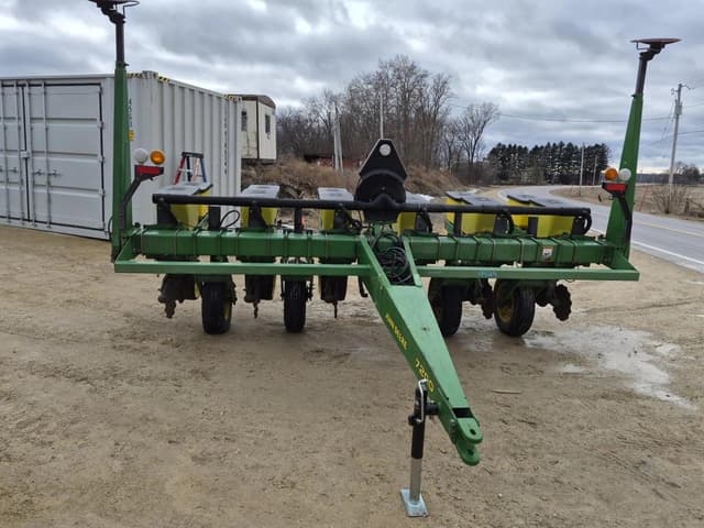 Image of John Deere 7200 equipment image 1