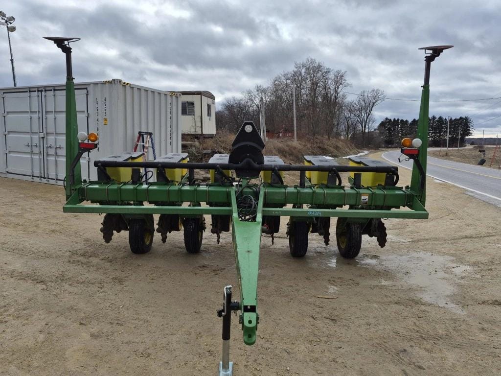 John Deere 7200 Equipment Image0