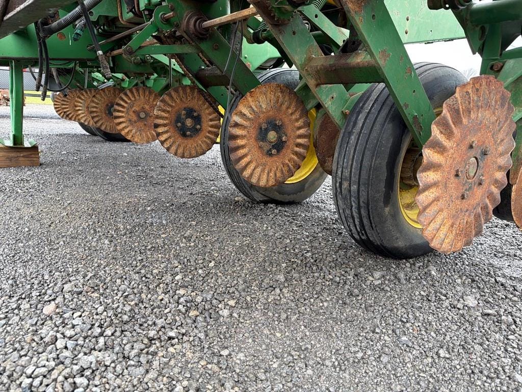 John Deere 7200 Equipment Image0