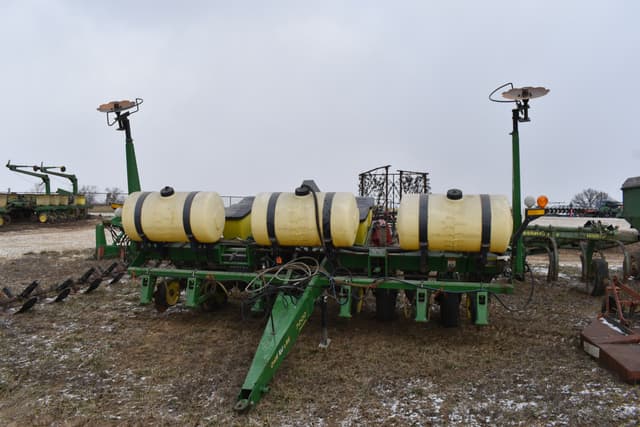 Image of John Deere 7200 equipment image 1