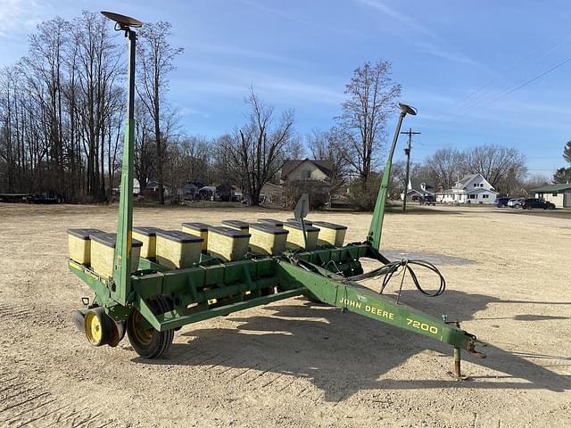 Image of John Deere 7200 equipment image 1