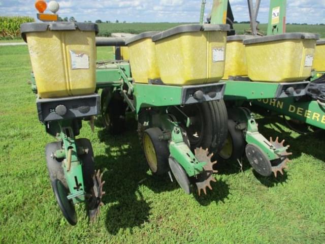 Image of John Deere 7200 equipment image 1
