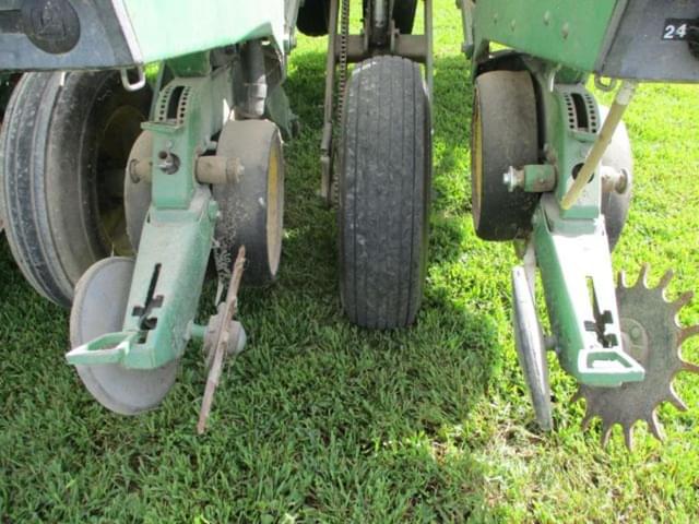 Image of John Deere 7200 equipment image 4
