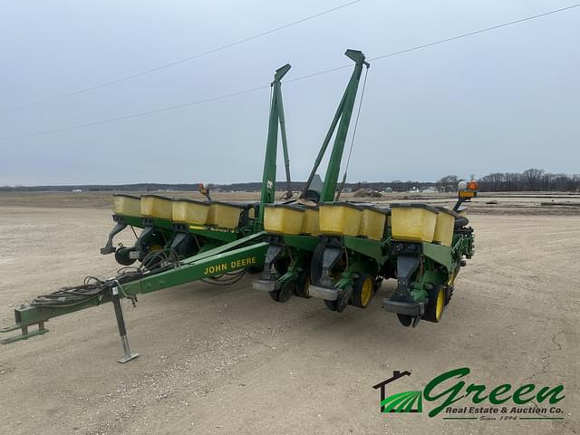 Image of John Deere 7200 equipment image 1