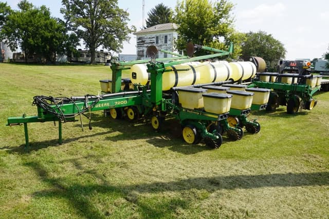 Image of John Deere 7200 equipment image 1