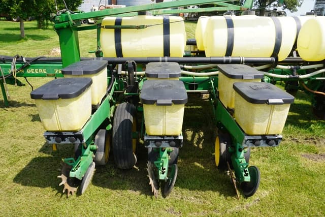 Image of John Deere 7200 equipment image 2