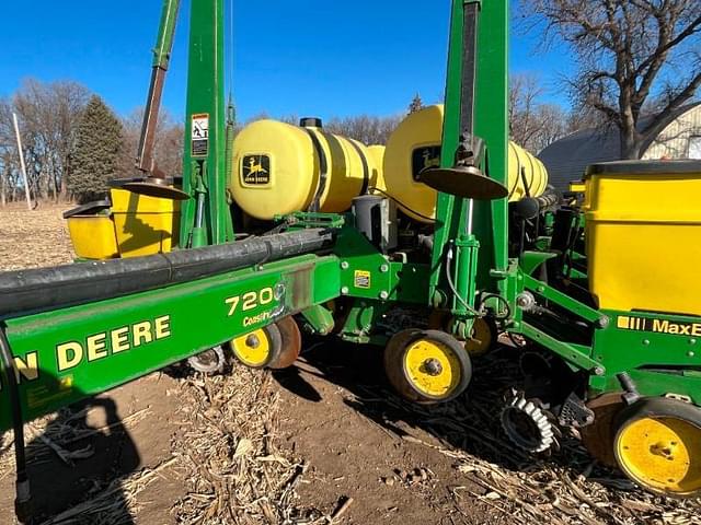 Image of John Deere 7200 equipment image 3