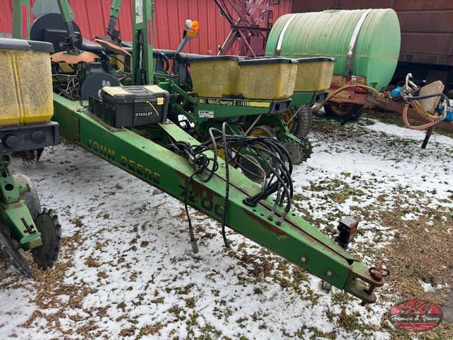 Image of John Deere 7200 equipment image 1