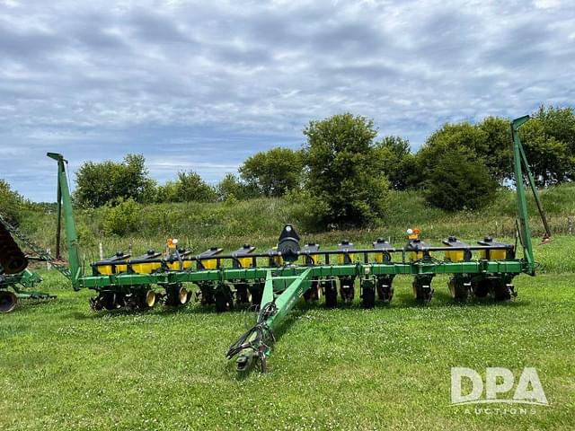Image of John Deere 7200 equipment image 1