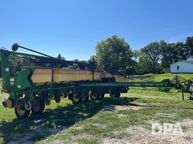 Image of John Deere 7200 equipment image 1