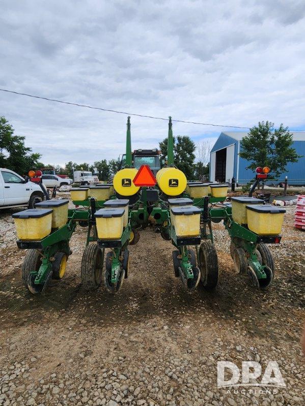 Image of John Deere 7200 equipment image 1