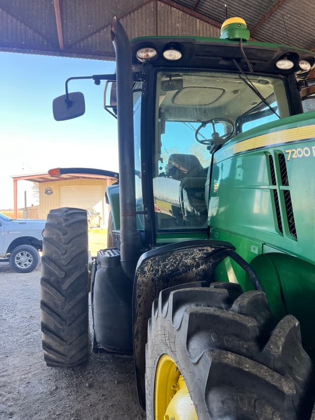 Image of John Deere 7200R equipment image 3