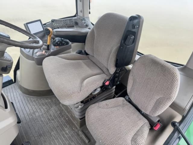 Image of John Deere 7200R equipment image 3