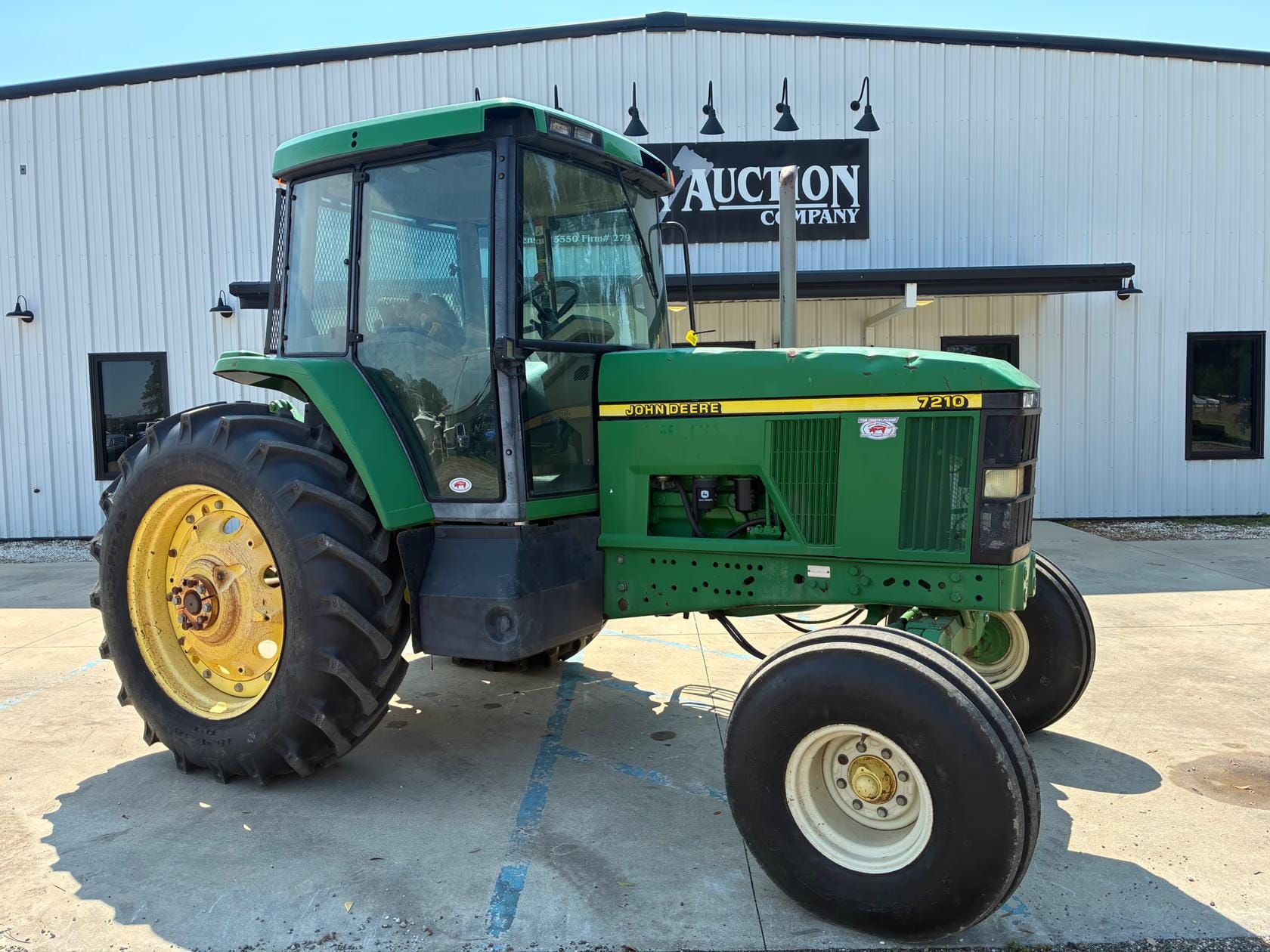 John Deere 7210 Equipment Image0