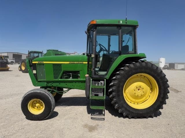 Image of John Deere 7210 equipment image 1