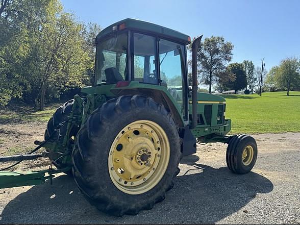 Image of John Deere 7210 equipment image 3