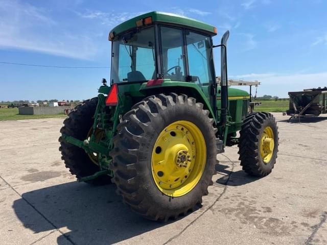 Image of John Deere 7210 equipment image 2