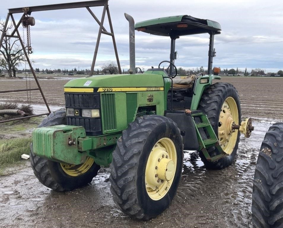 John Deere 7210 Equipment Image0