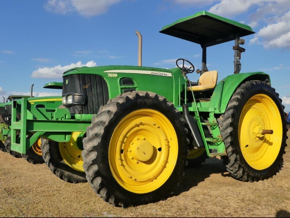 John Deere 7230 Equipment Image0