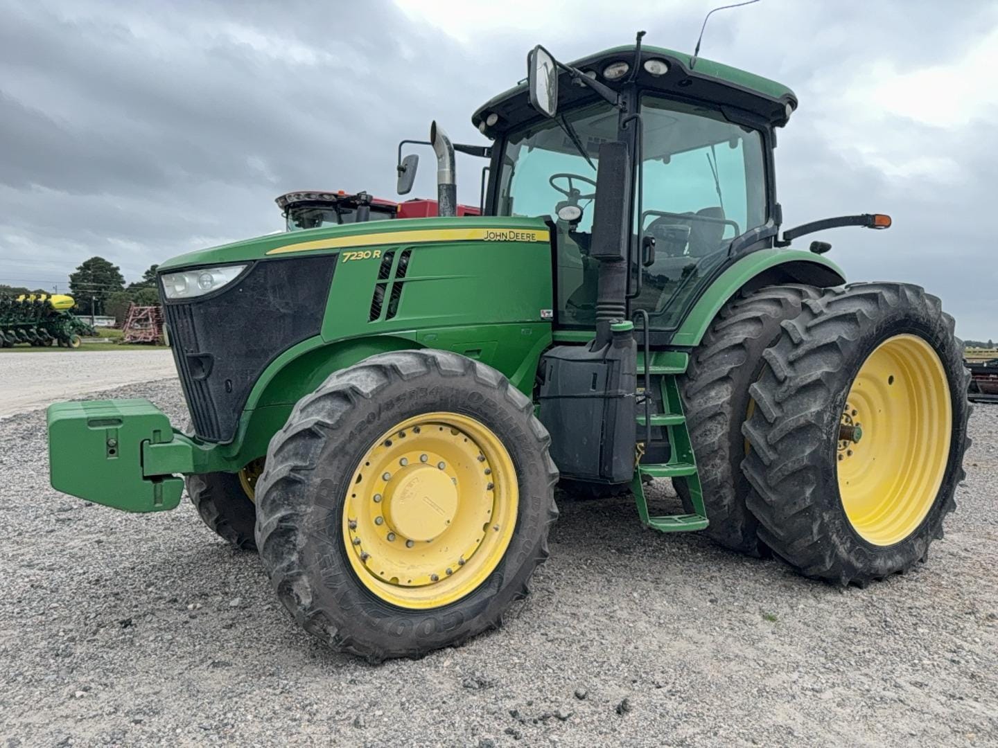 John Deere 7230R Equipment Image0