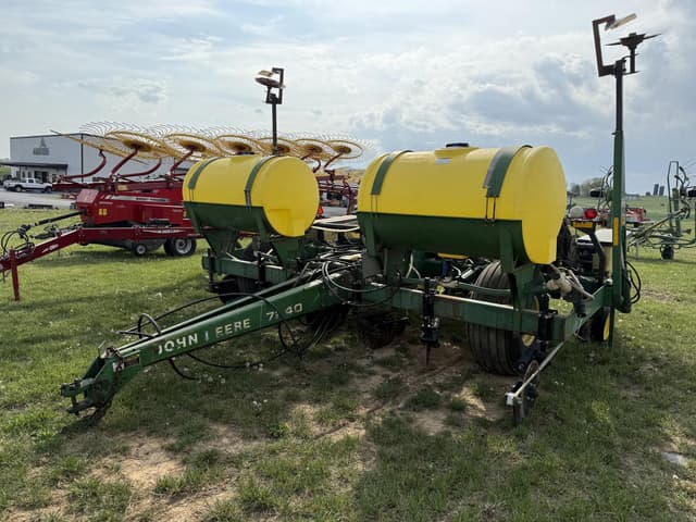 Image of John Deere 7240 equipment image 2