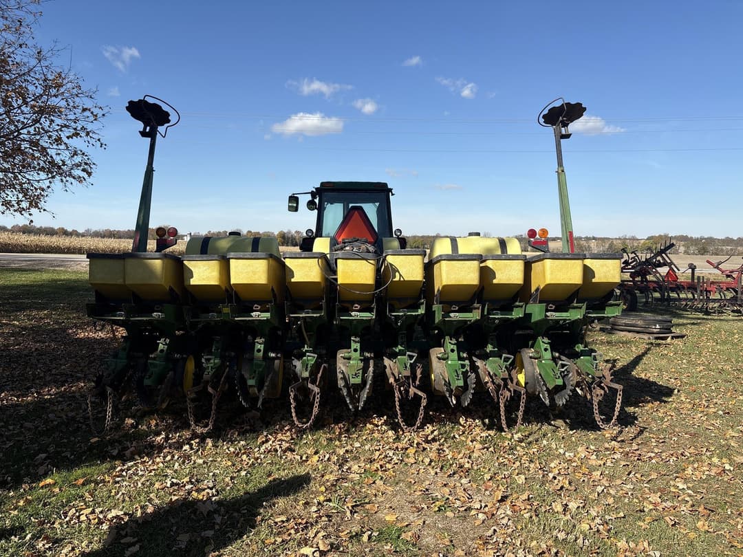 Image of John Deere 7240 Primary image