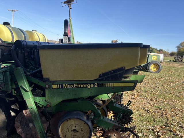 Image of John Deere 7240 equipment image 2