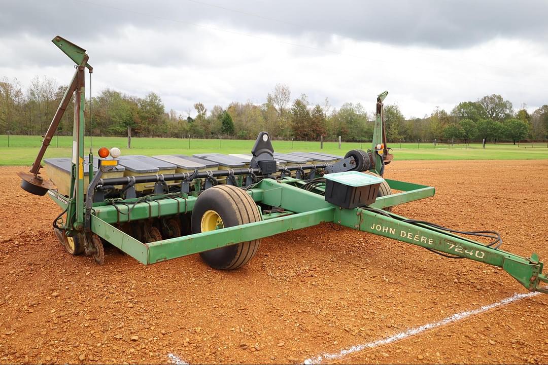 Image of John Deere 7240 Primary image