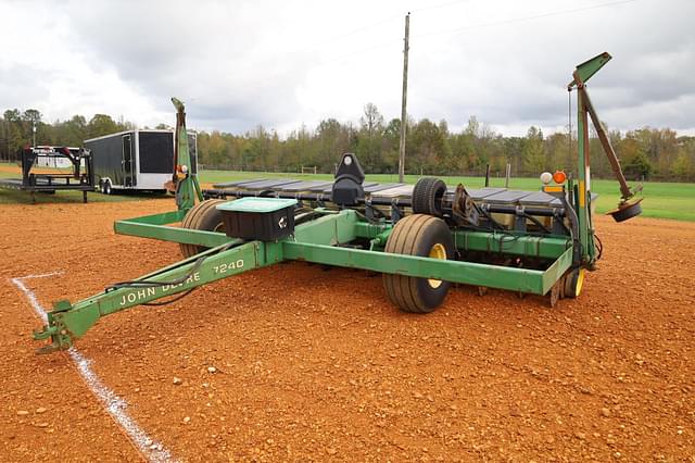 Image of John Deere 7240 equipment image 1