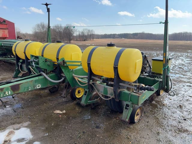 Image of John Deere 7240 equipment image 1