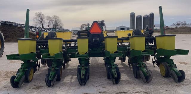 Image of John Deere 7240 equipment image 2