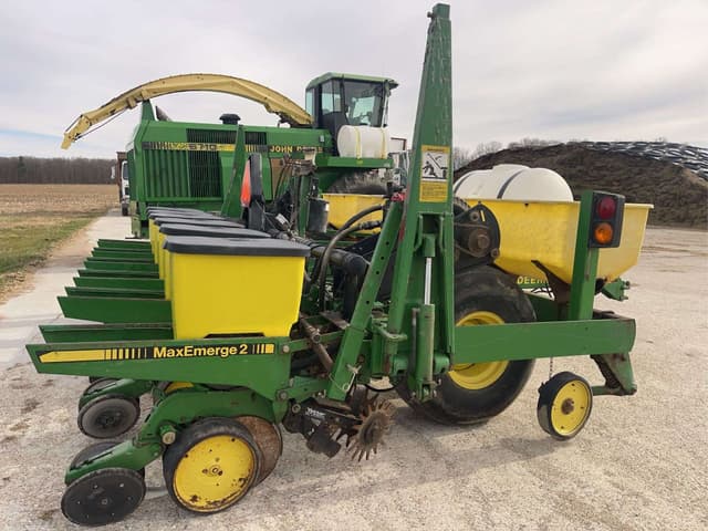 Image of John Deere 7240 equipment image 4