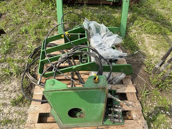 Image of John Deere 725 equipment image 1