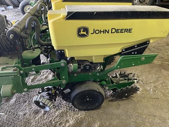 Image of John Deere 7300 equipment image 4