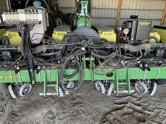 Image of John Deere 7300 equipment image 2
