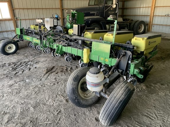 John Deere 7300 Equipment Image0