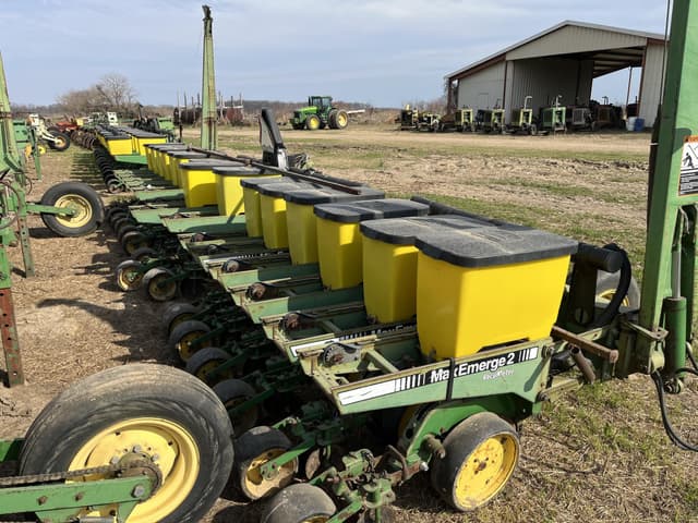 Image of John Deere 7300 equipment image 2