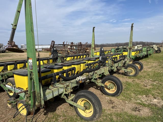 Image of John Deere 7300 equipment image 1