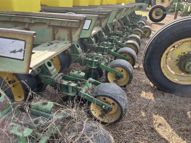 Image of John Deere 7300 equipment image 4