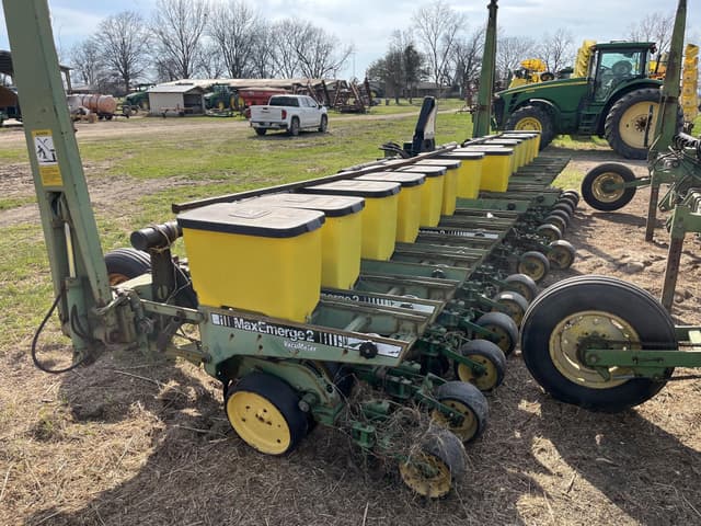 Image of John Deere 7300 equipment image 3