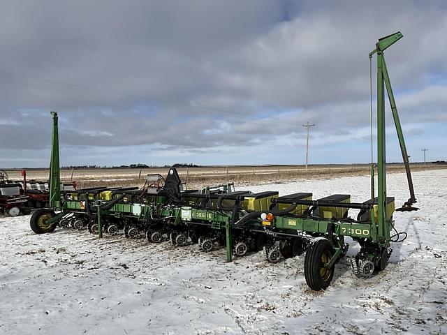 Image of John Deere 7300 equipment image 1