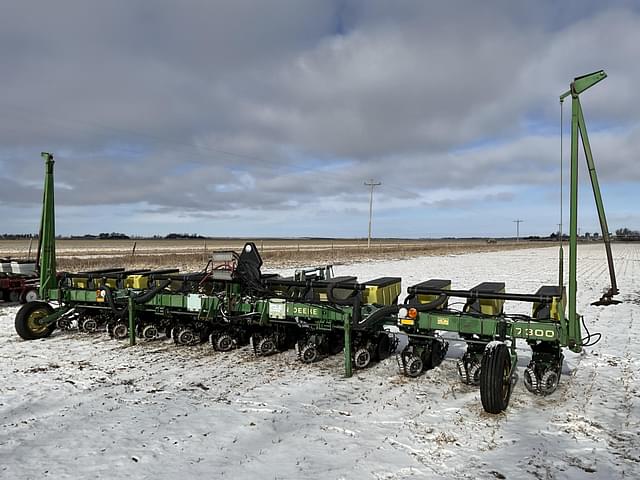 Image of John Deere 7300 equipment image 2